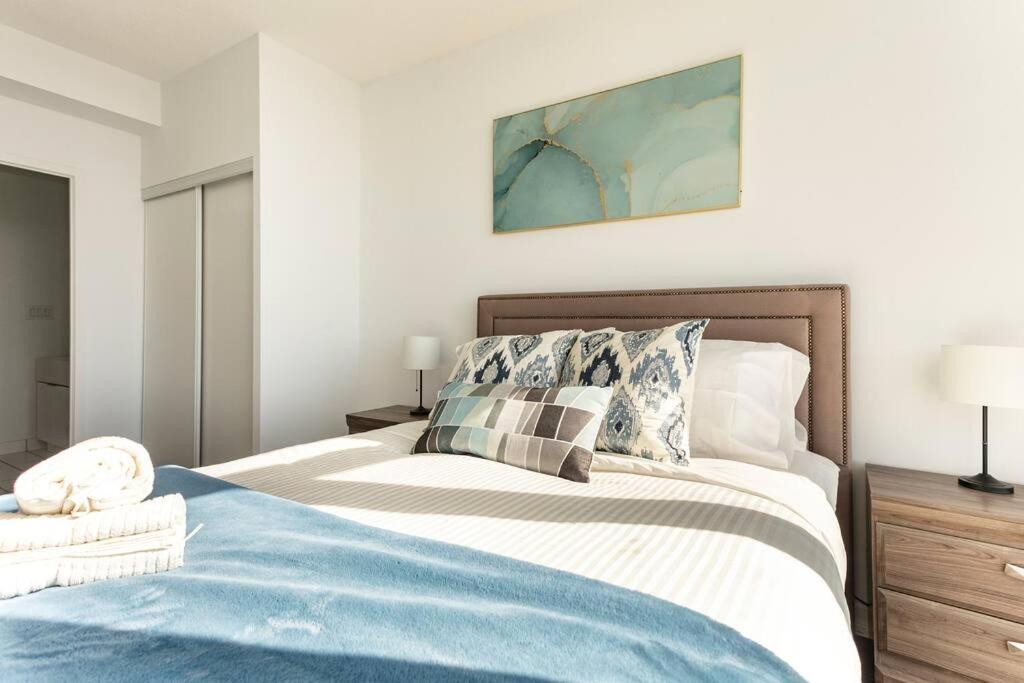 Luxury Downtown Lakeview & City View Condo Toronto Exteriör bild
