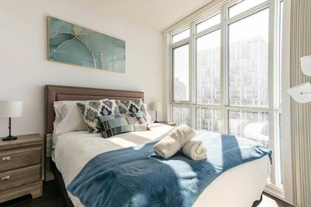 Luxury Downtown Lakeview & City View Condo Toronto Exteriör bild