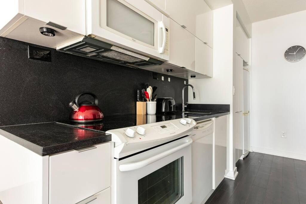 Luxury Downtown Lakeview & City View Condo Toronto Exteriör bild