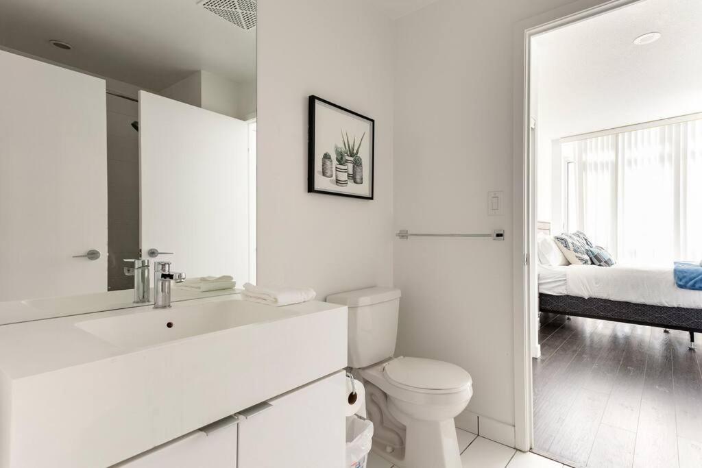Luxury Downtown Lakeview & City View Condo Toronto Exteriör bild