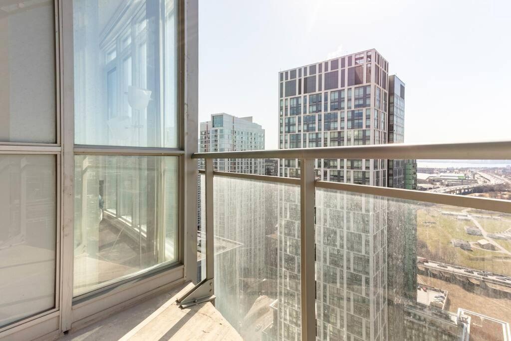 Luxury Downtown Lakeview & City View Condo Toronto Exteriör bild