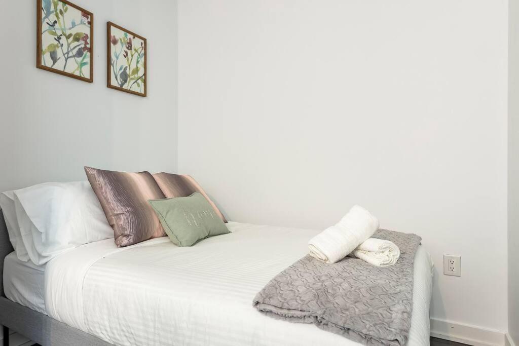 Luxury Downtown Lakeview & City View Condo Toronto Exteriör bild